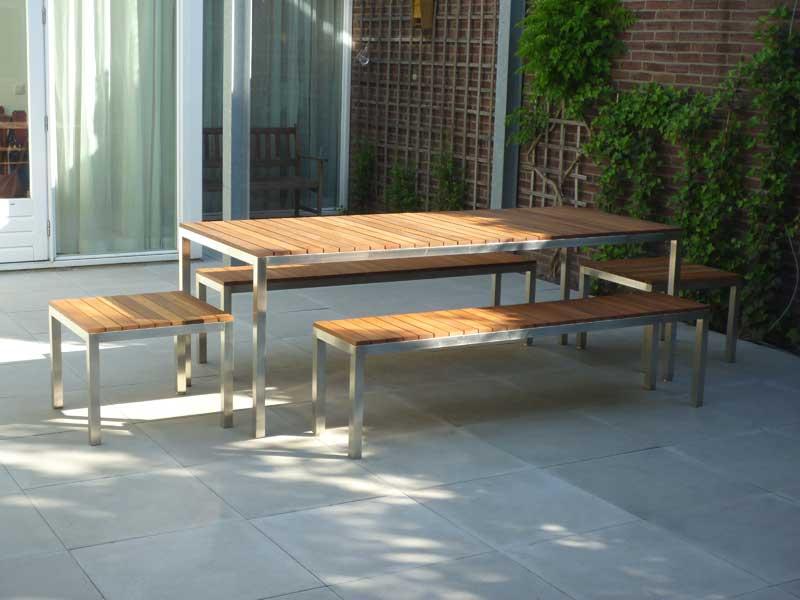 Tuintafel van RVS en hardhout |